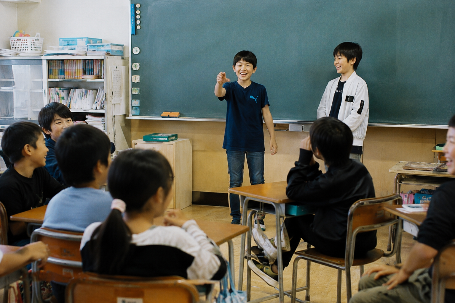 係活動 アイデア 小学校 レク係の発表を見る小学生たち