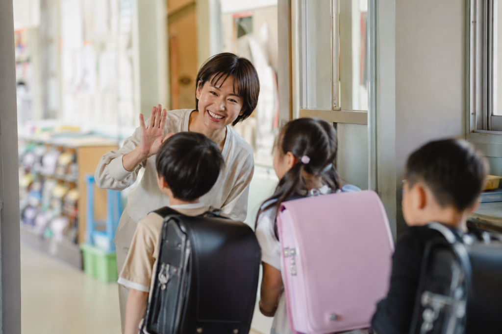 学級レク 夏休み明け 教室の入り口で子どもたちを迎える担任の先生