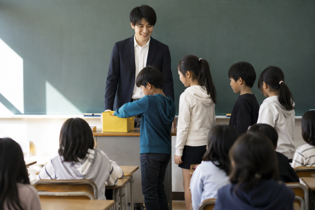 席替え 決め方 くじを引いて席を決める小学校の教室の子どもたち