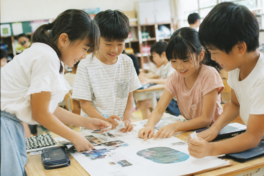係活動 アイデア 小学校 掲示物を作る係活動をする小学生たち