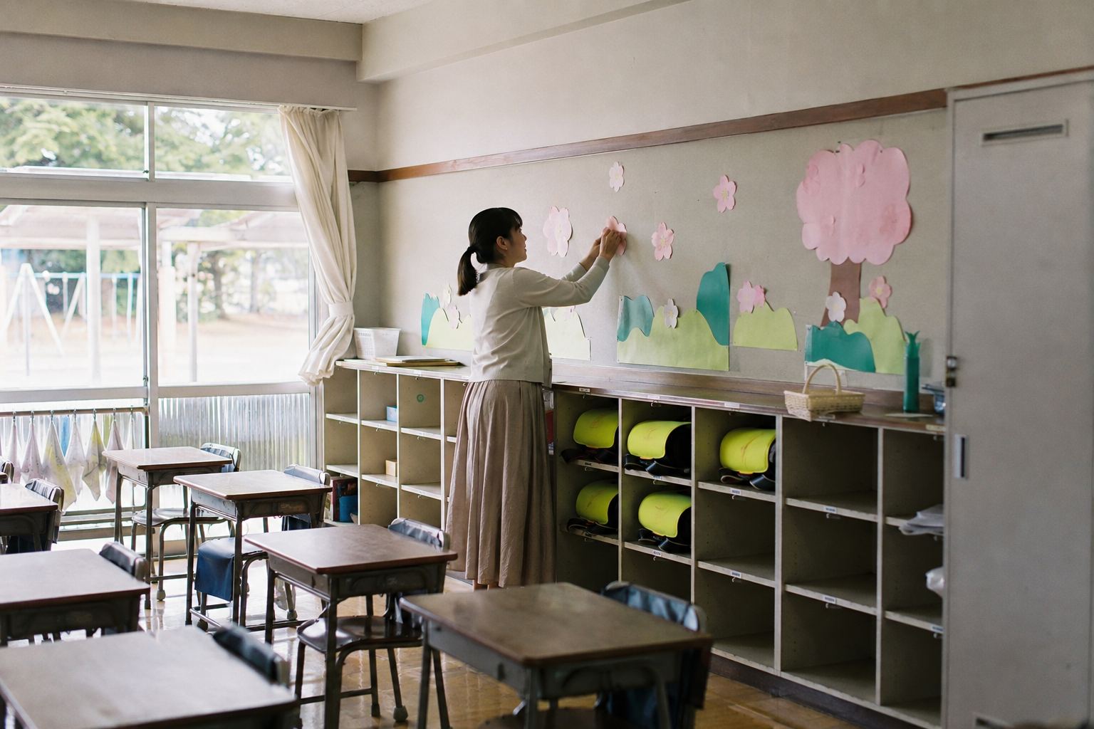 掲示物 アイデア 小学校 教室に掲示物を貼る先生